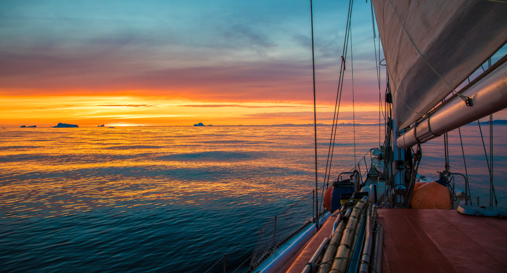 Yacht,Sailing,Among,Icebergs,In,Ocean,In,Greenland