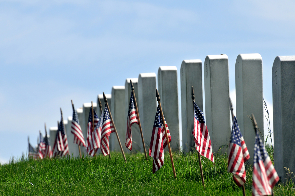 Gravestones,Decorated,With,U.s.,Flags,To,Commemorate,Memorial,Day,At